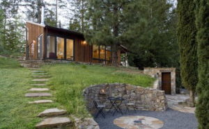 Ландшафтный дизайн дома на склоне
